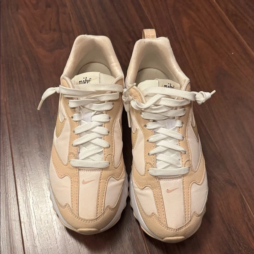 Nike Women's Air Max Dawn 7.5